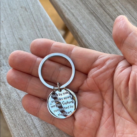 Sisters Keychain - Picture 3 of 4